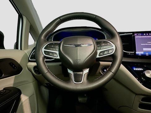 Certified 2024 Chrysler Pacifica Touring-L FWD image 10