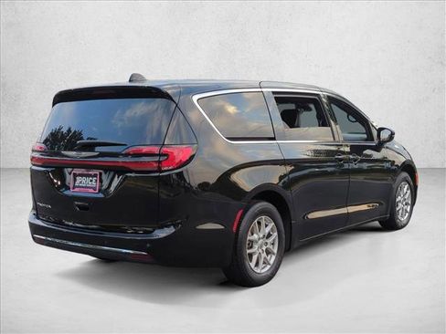 Used 2025 Chrysler Pacifica Select FWD image 5