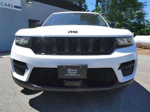 Used 2023 Jeep Grand Cherokee Altitude AWD/4WD image 2