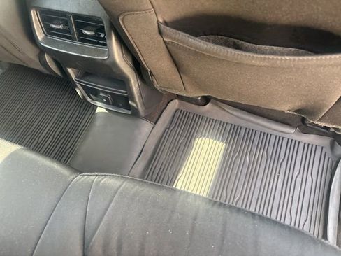 Used 2020 Ford Edge SE image 11