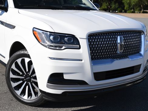 Used 2022 Lincoln Navigator Reserve AWD/4WD image 3