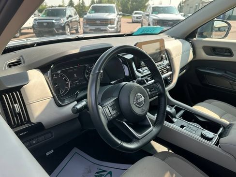 Used 2024 Nissan Pathfinder SV AWD/4WD image 2