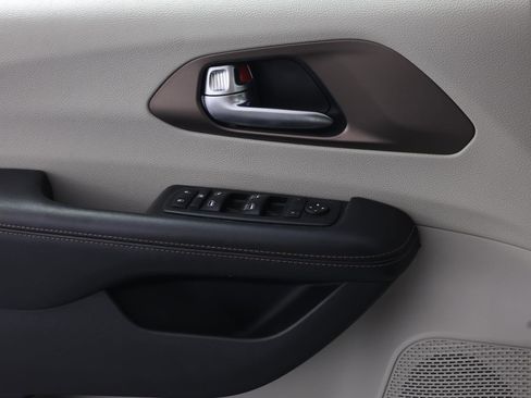 Used 2019 Chrysler Pacifica Touring-L image 21