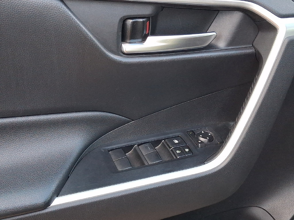 Used 2021 Toyota RAV4 XLE AWD/4WD image 12
