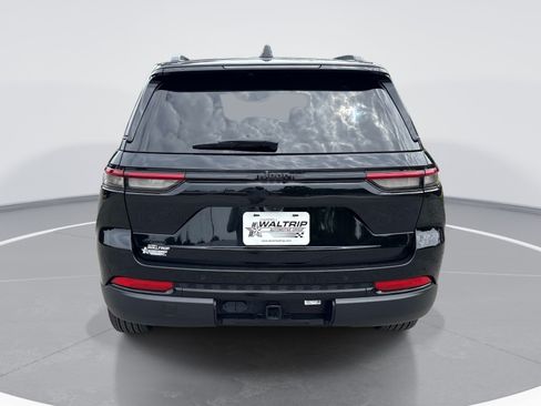 Used 2024 Jeep Grand Cherokee Altitude AWD/4WD image 7