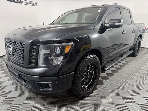 Used 2018 Nissan Titan SV w/ SV Convenience Package image 2