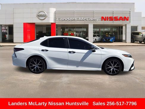 Used 2024 Toyota Camry SE FWD image 3
