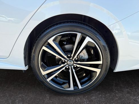 Used 2023 Nissan Sentra SR w/ SR Premium Package FWD image 28