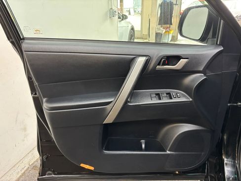 Used 2012 Toyota Highlander SE w/ Tow Pkg AWD/4WD image 22