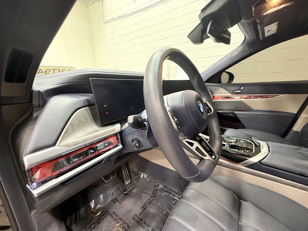 Used 2025 BMW 760i xDrive AWD/4WD image 32