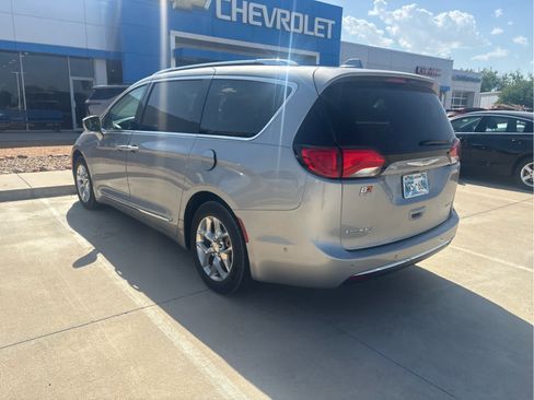 Used 2017 Chrysler Pacifica Limited w/ Advanced Safetytec Group FWD image 6