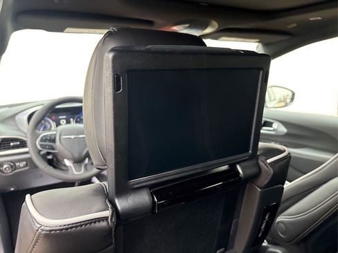 New 2026 Chrysler Pacifica Limited w/ Uconnect Theater Family Group image 17
