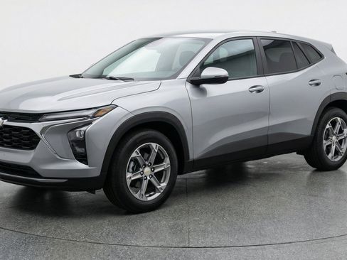 Used 2025 Chevrolet Blazer LT FWD image 3