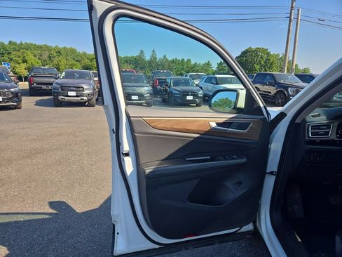 Used 2024 Volkswagen Atlas SE AWD/4WD image 5