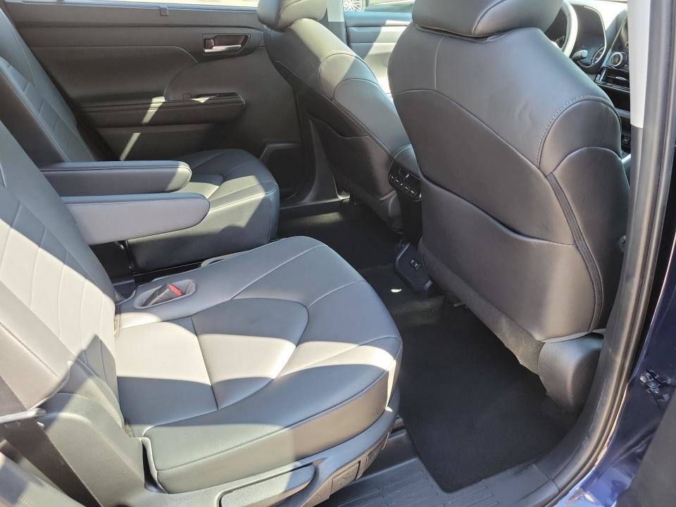 Used 2020 Toyota Highlander XLE FWD image 29