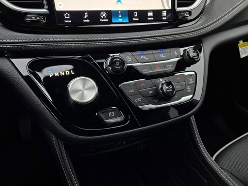 New 2026 Chrysler Pacifica Limited w/ Uconnect Theater Family Group image 22