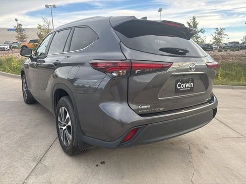 Used 2024 Toyota Highlander XLE image 6