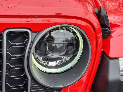 Certified 2025 Jeep Gladiator Rubicon AWD/4WD image 9
