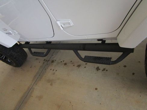 Used 2017 Jeep Wrangler Unlimited Sahara w/ Connectivity Group image 15