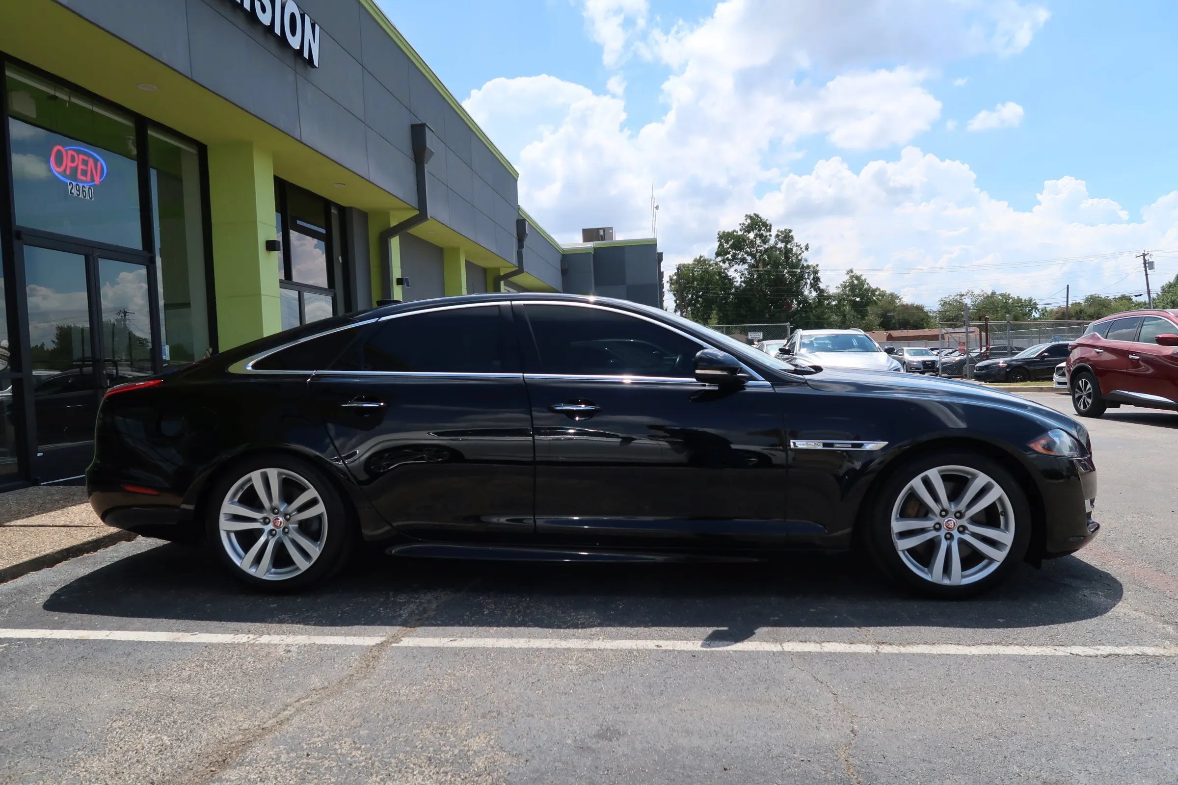 Used 2017 Jaguar XJ R-Sport RWD image 7