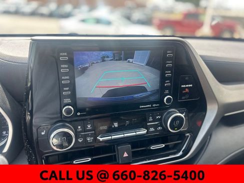 Used 2022 Toyota Highlander XLE AWD/4WD image 16