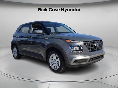 Certified 2025 Hyundai Venue SE image 9