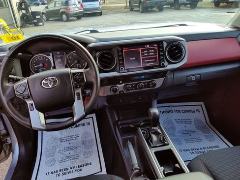 Used 2021 Toyota Tacoma TRD Sport image 9
