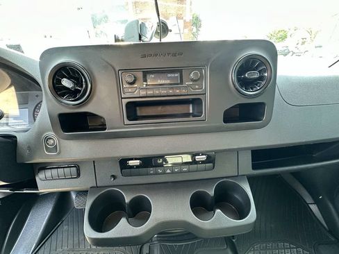 Used 2022 Mercedes-Benz Sprinter 2500 image 24