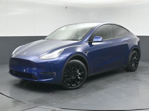 Used 2022 Tesla Model Y Long Range image 3