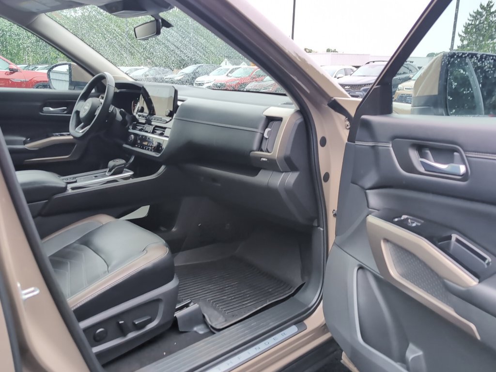 Used 2023 Nissan Pathfinder Platinum AWD/4WD image 7