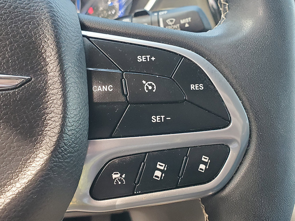Used 2023 Chrysler Pacifica Touring-L FWD image 25