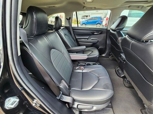 Used 2023 Toyota Highlander XLE FWD image 30