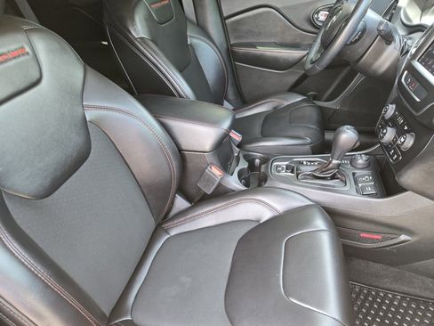 Used 2019 Jeep Cherokee Trailhawk w/ Comfort/Convenience Group AWD/4WD image 19