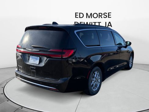 Used 2022 Chrysler Pacifica Touring-L image 5