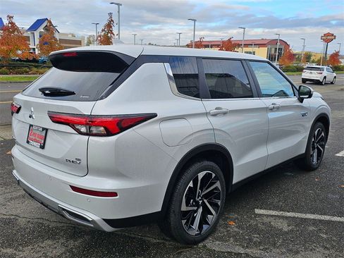 New 2025 Mitsubishi Outlander SE image 3