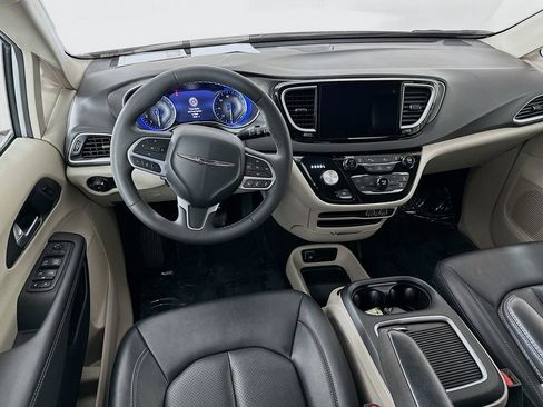 Certified 2024 Chrysler Pacifica Touring-L image 32