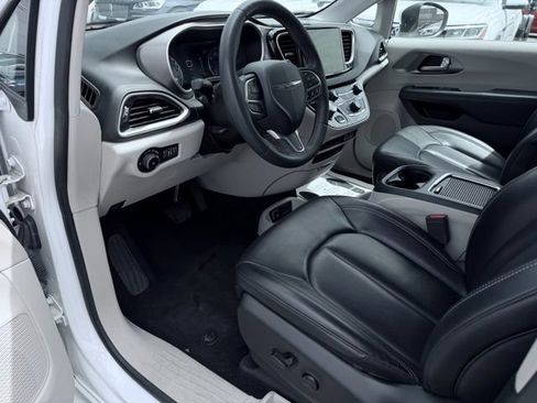 Certified 2023 Chrysler Pacifica Touring-L FWD image 19