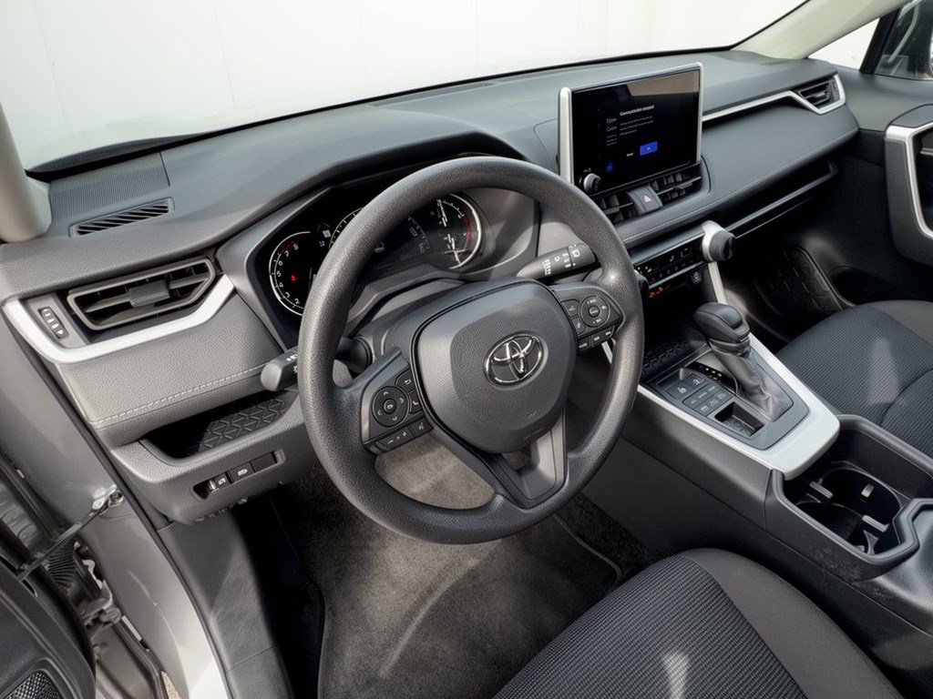 Used 2025 Toyota RAV4 LE AWD/4WD image 4