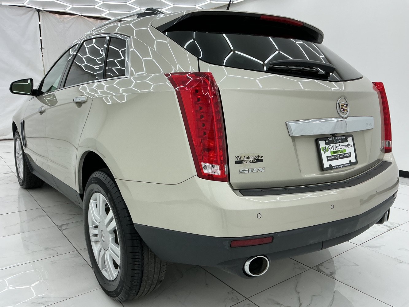 Used 2014 Cadillac SRX Luxury w/ Driver Awareness Package FWD image 9