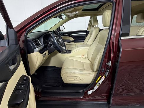 Used 2019 Toyota Highlander XLE FWD image 10