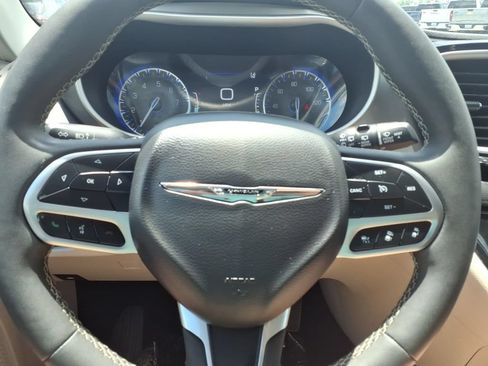 Used 2024 Chrysler Pacifica Touring-L FWD image 7