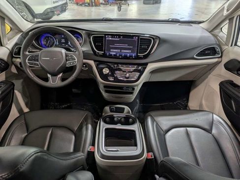 Used 2023 Chrysler Pacifica Touring-L FWD image 17