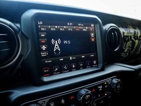 Used 2021 Jeep Gladiator Sport AWD/4WD image 23