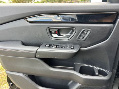 Used 2025 Honda Pilot TrailSport image 23