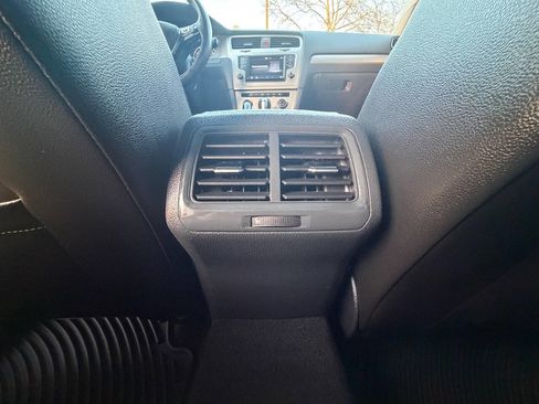 Used 2017 Volkswagen Golf SE image 39