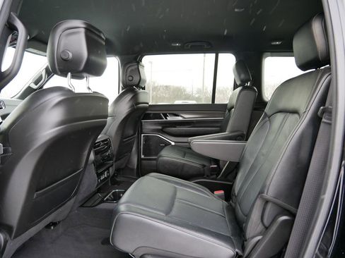 Used 2024 Jeep Wagoneer Series III image 11