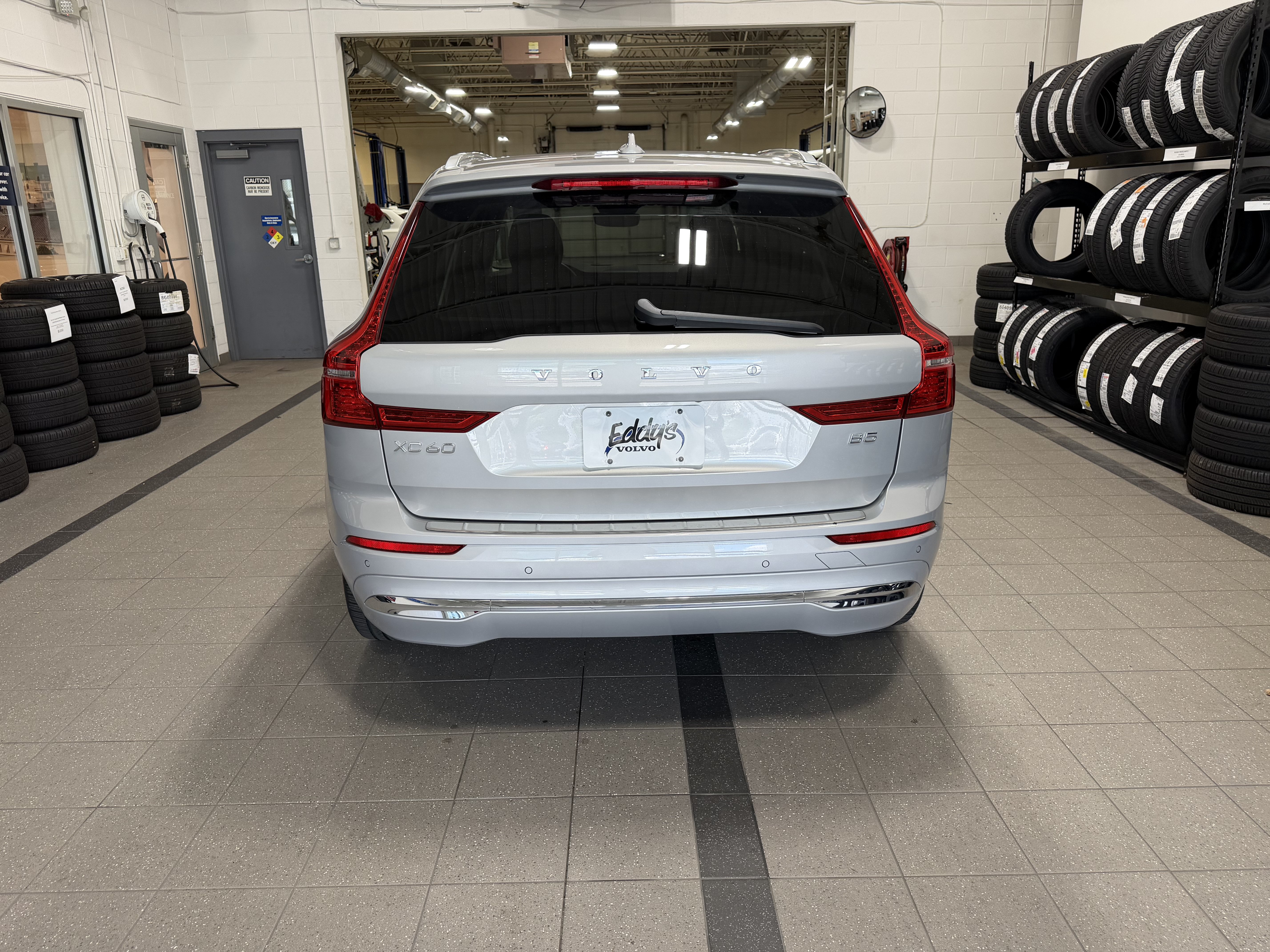 Used 2023 Volvo XC60 B5 Ultimate w/ Climate Package FWD image 6