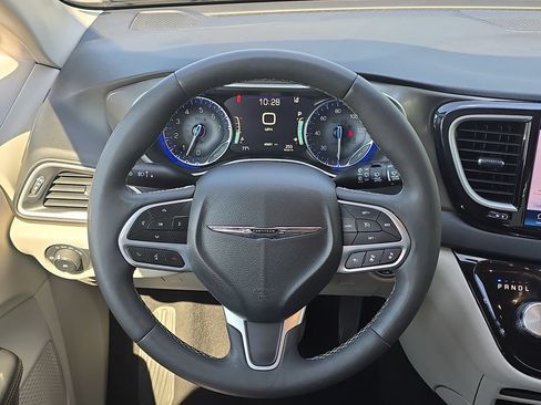 Used 2024 Chrysler Pacifica Touring-L FWD image 30