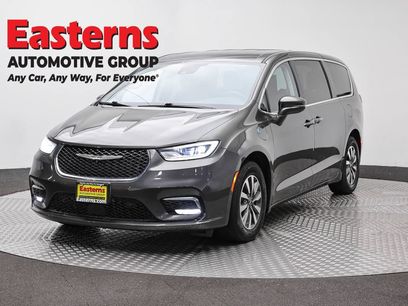 Used 2022 Chrysler Pacifica Touring-L w/ Uconnect Theater Family Group