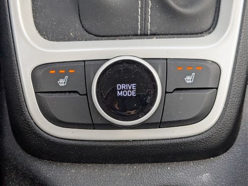 Certified 2025 Hyundai Venue Limited FWD image 27
